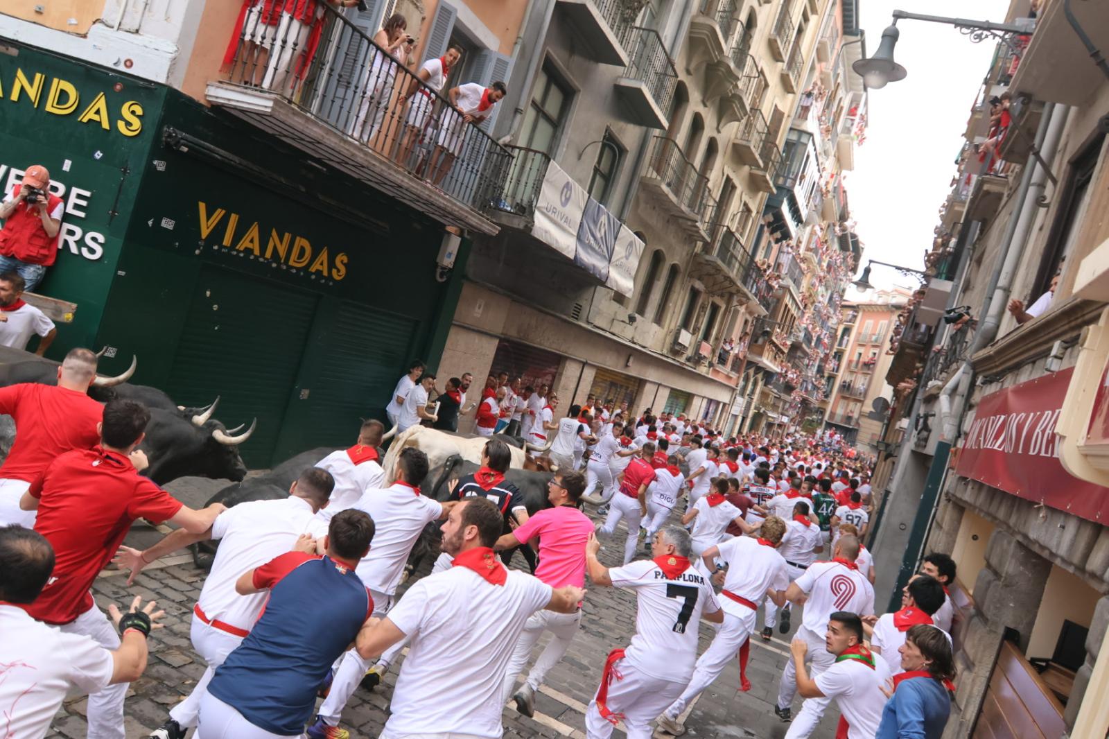 Miura firma un encierro veloz, limpio y con un desenlace inesperado en Pamplona