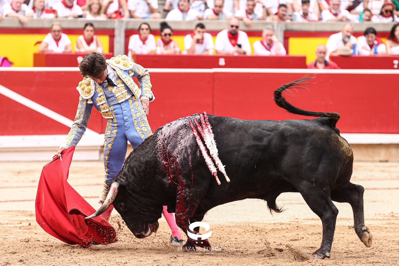 Roca Rey prende Pamplona y corta dos orejas a un Victoriano de escasa presencia