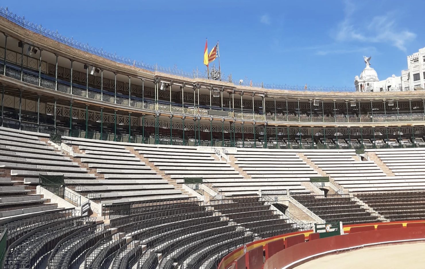 Valencia suspende la desencajonada por la alerta roja de calor