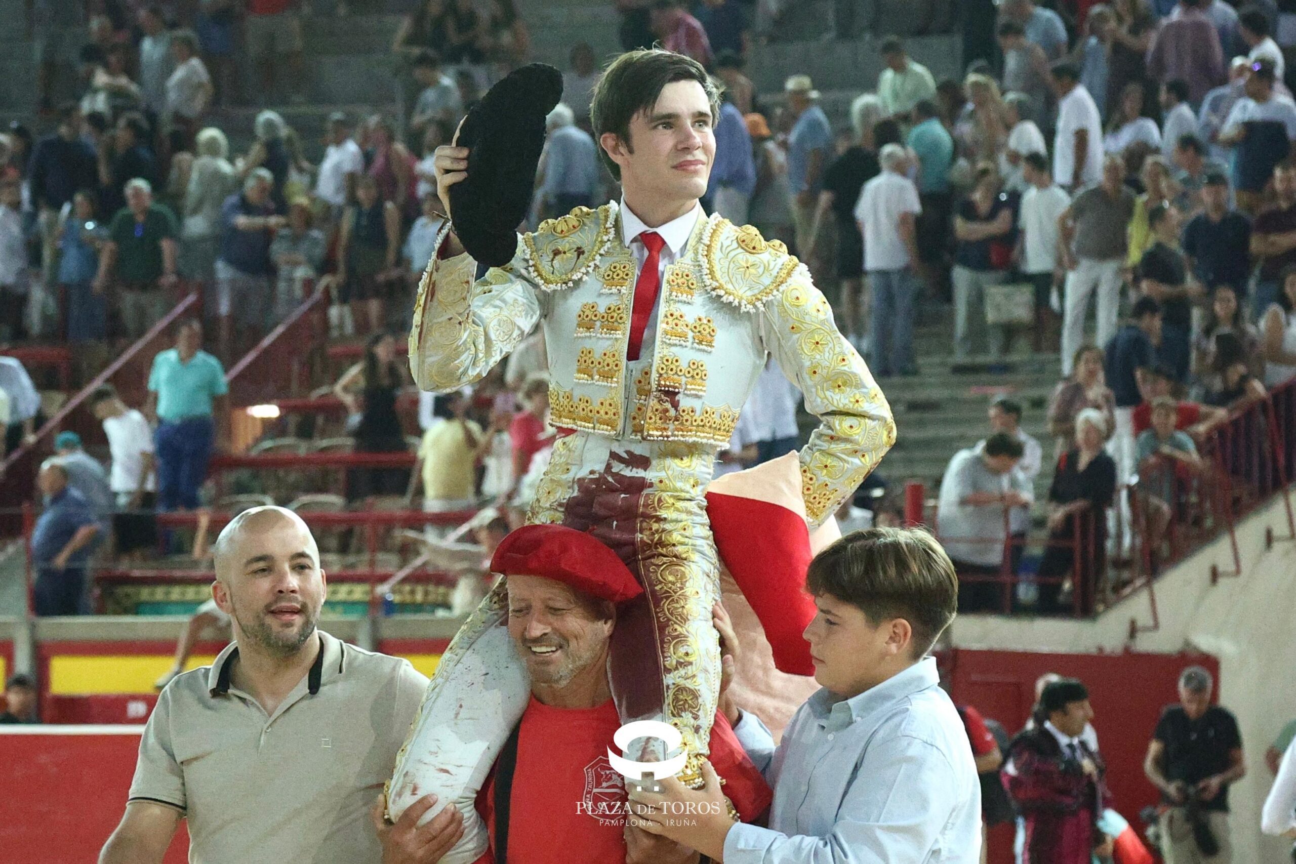 Mario Vilau abre San Fermín a hombros y Álvaro Serrano deja los naturales de la tarde