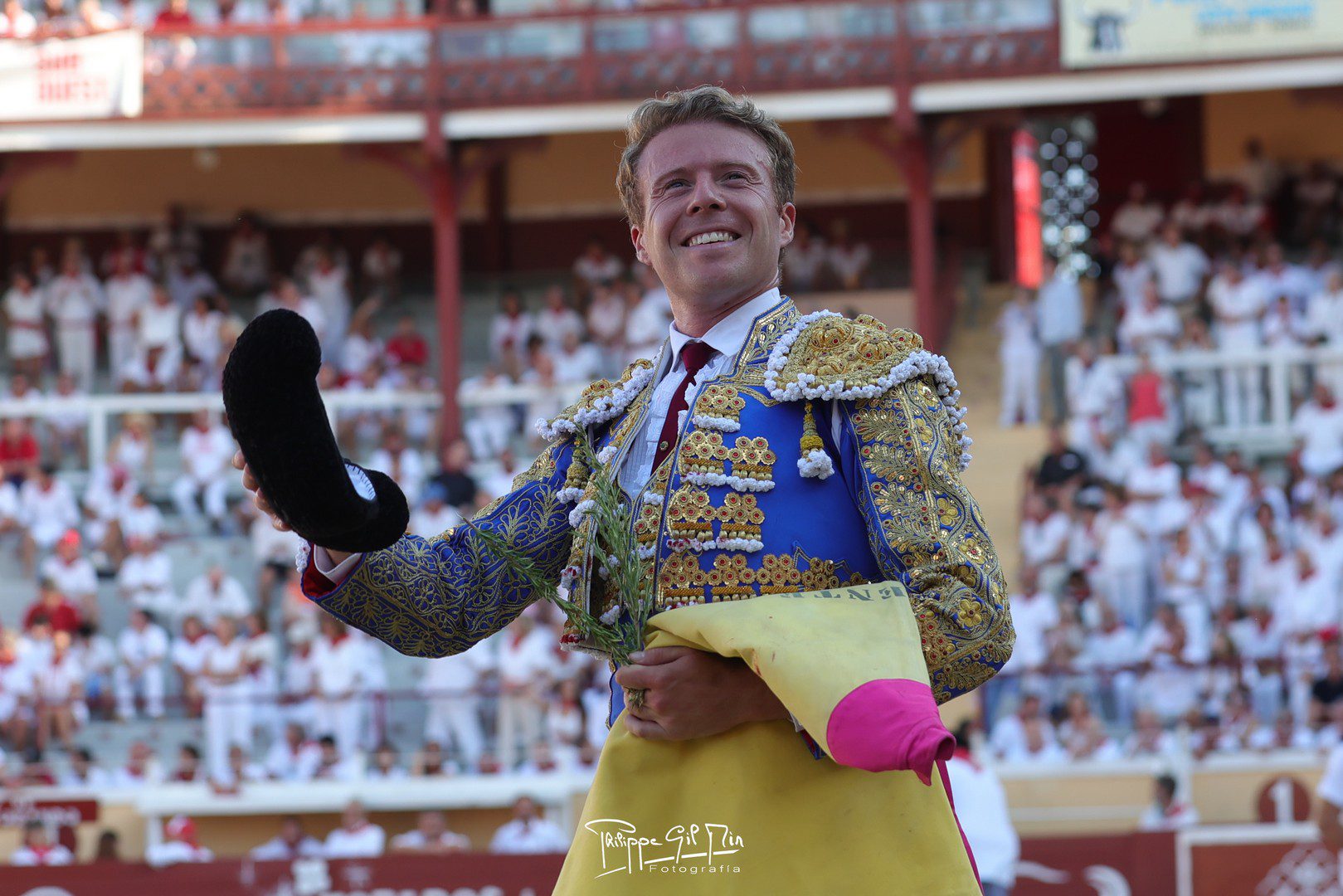 Clemente triunfa en una emotiva apertura de Bayona marcada por la grave cogida de Morenito de Arles