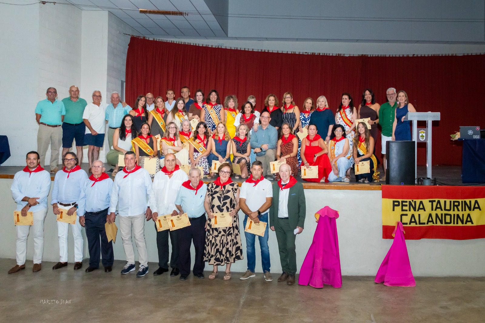 La Peña Taurina Calandina reúne a sus reinas y presidentes en la celebración de su 50.º aniversario
