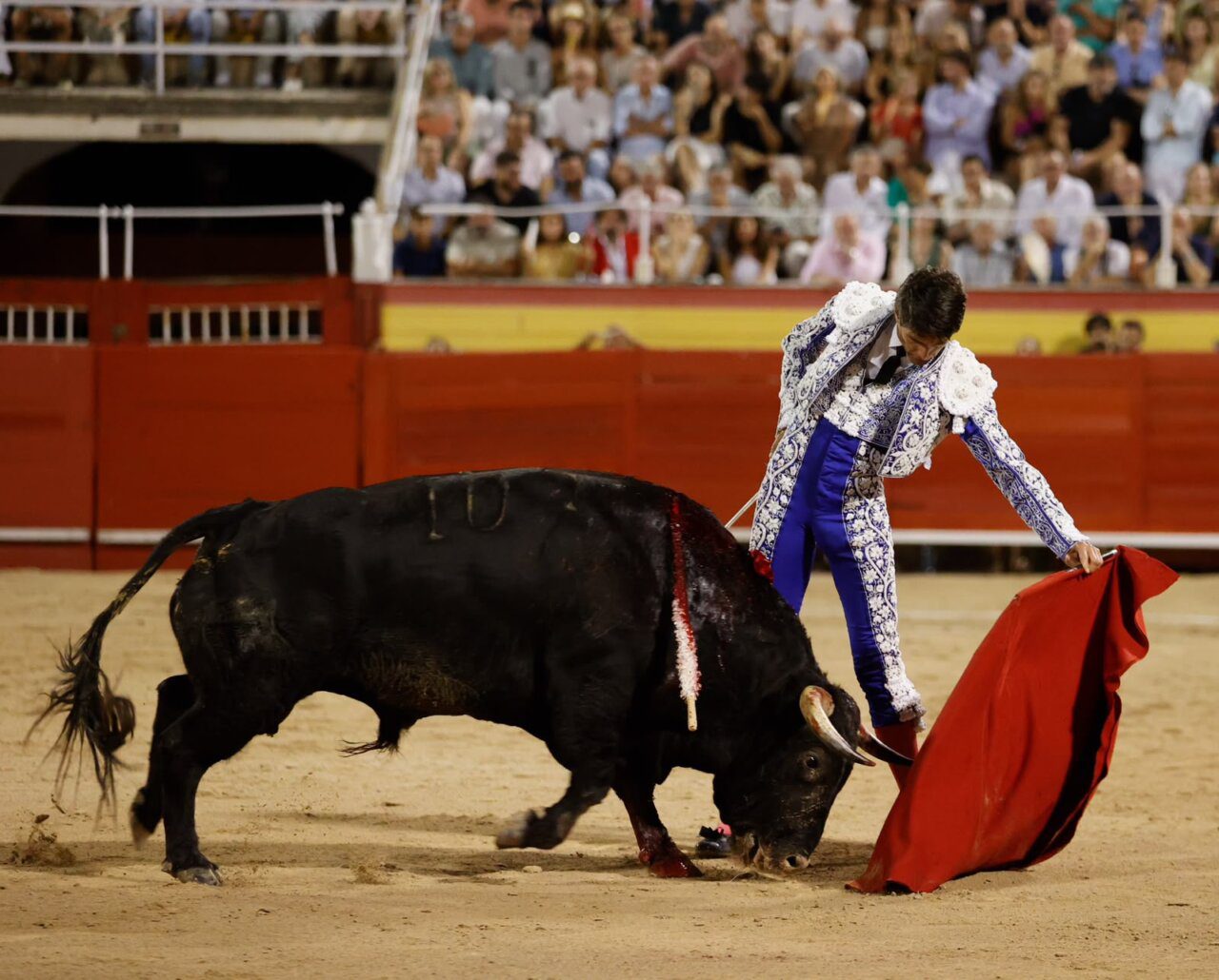 Castella corta la única oreja en una completa tarde de toros en Palma