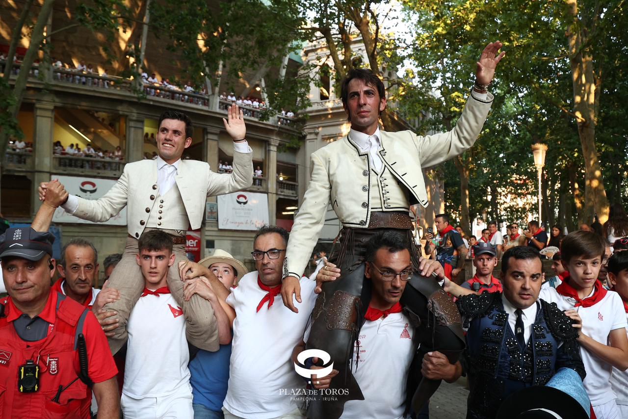 Armendáriz y Guillermo Hermoso abren la Puerta Grande en una tarde de rejones con sello navarro