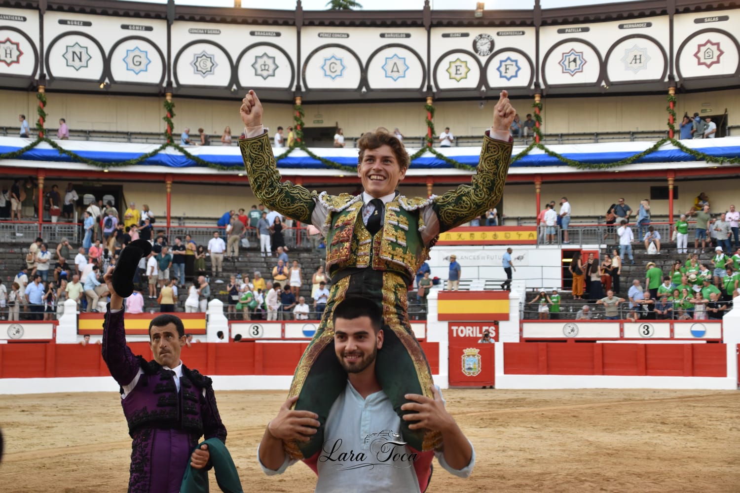 Álvaro Serrano se impone en Cuatro Caminos y abre la Feria de Santiago a hombros