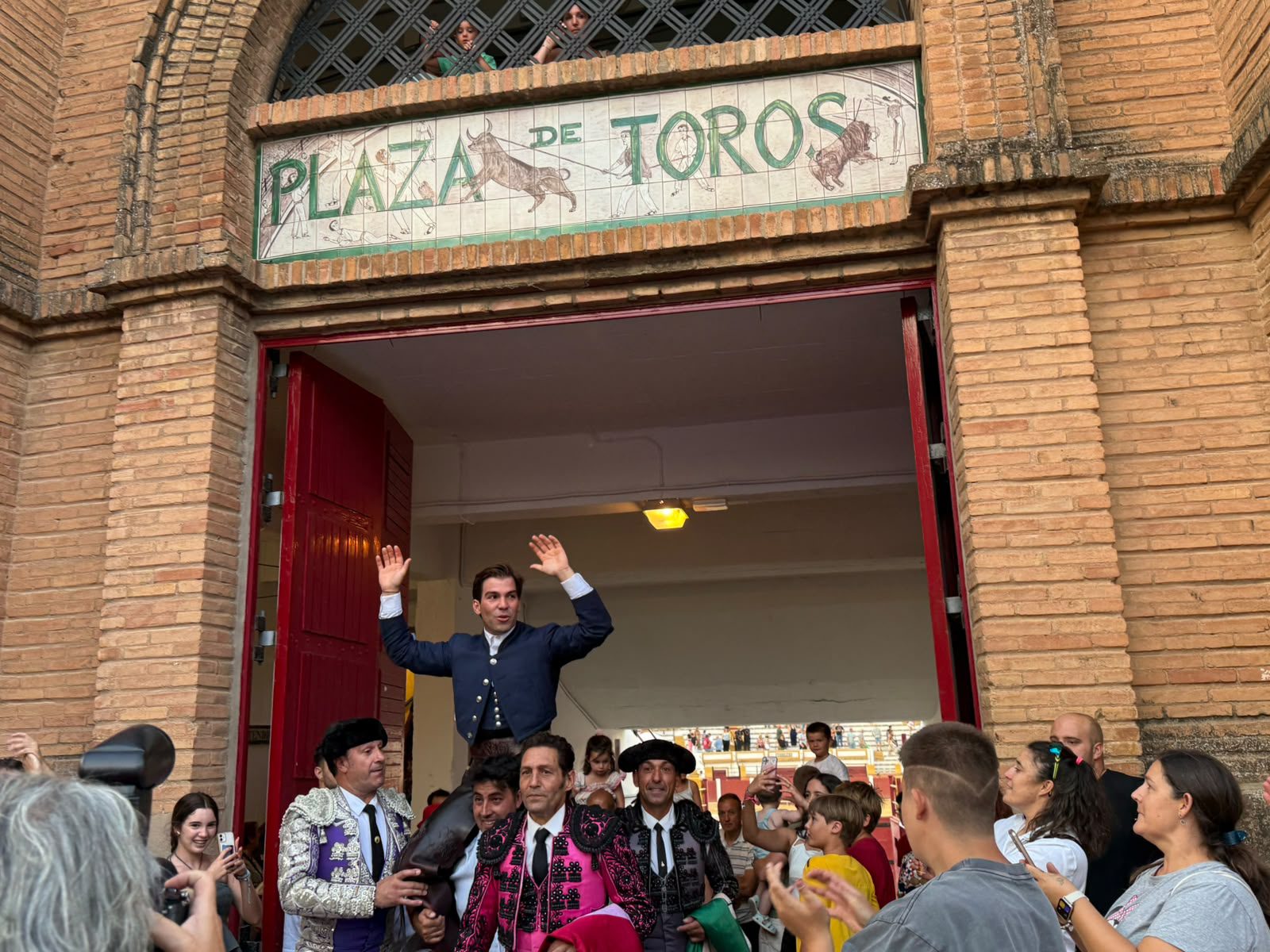 Sebastián Fernández abre la Puerta Grande en Teruel y Lea Vicens deja una tarde importante