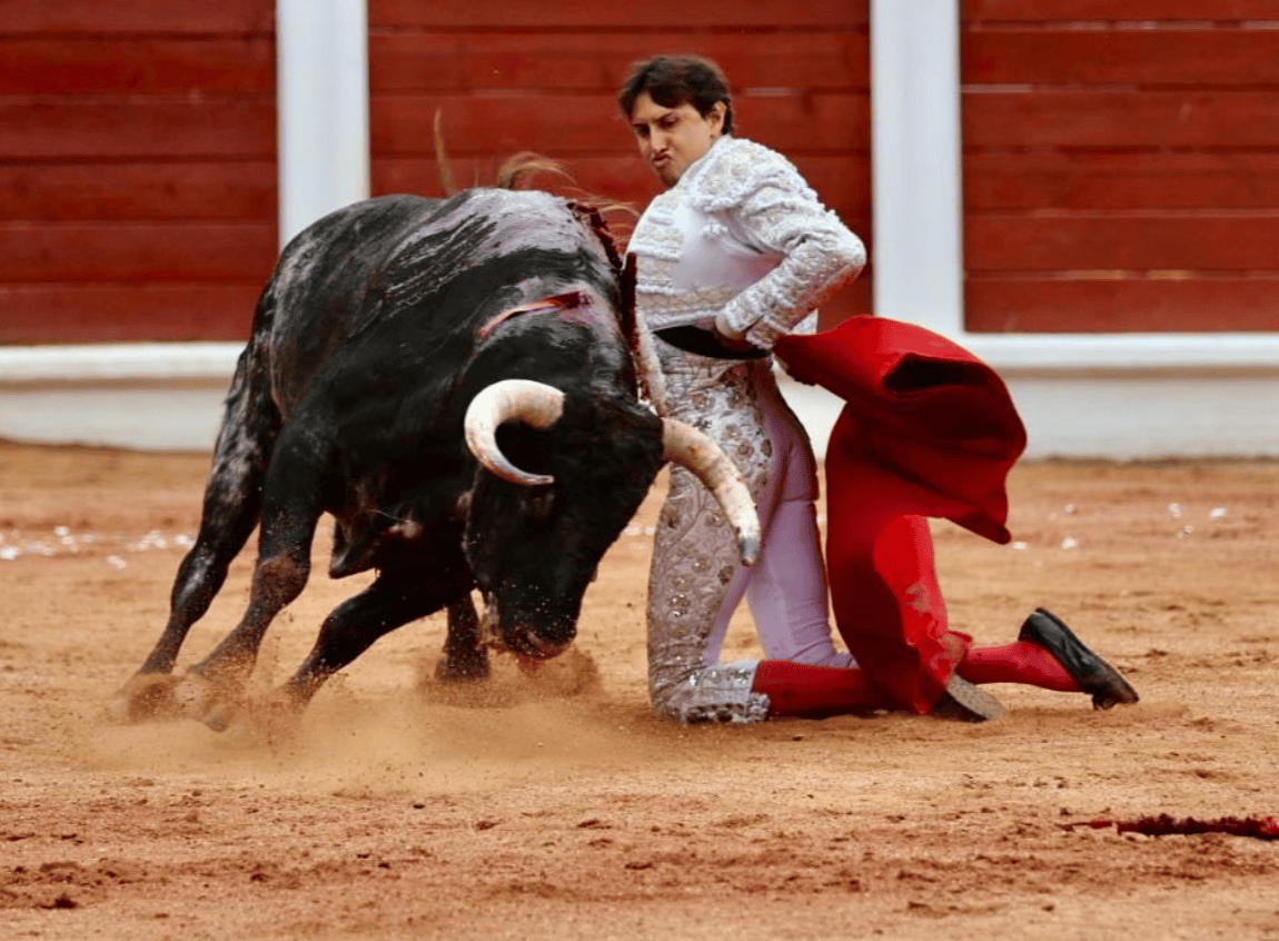 Dos orejas para Roca Rey con el tercero en Gijón