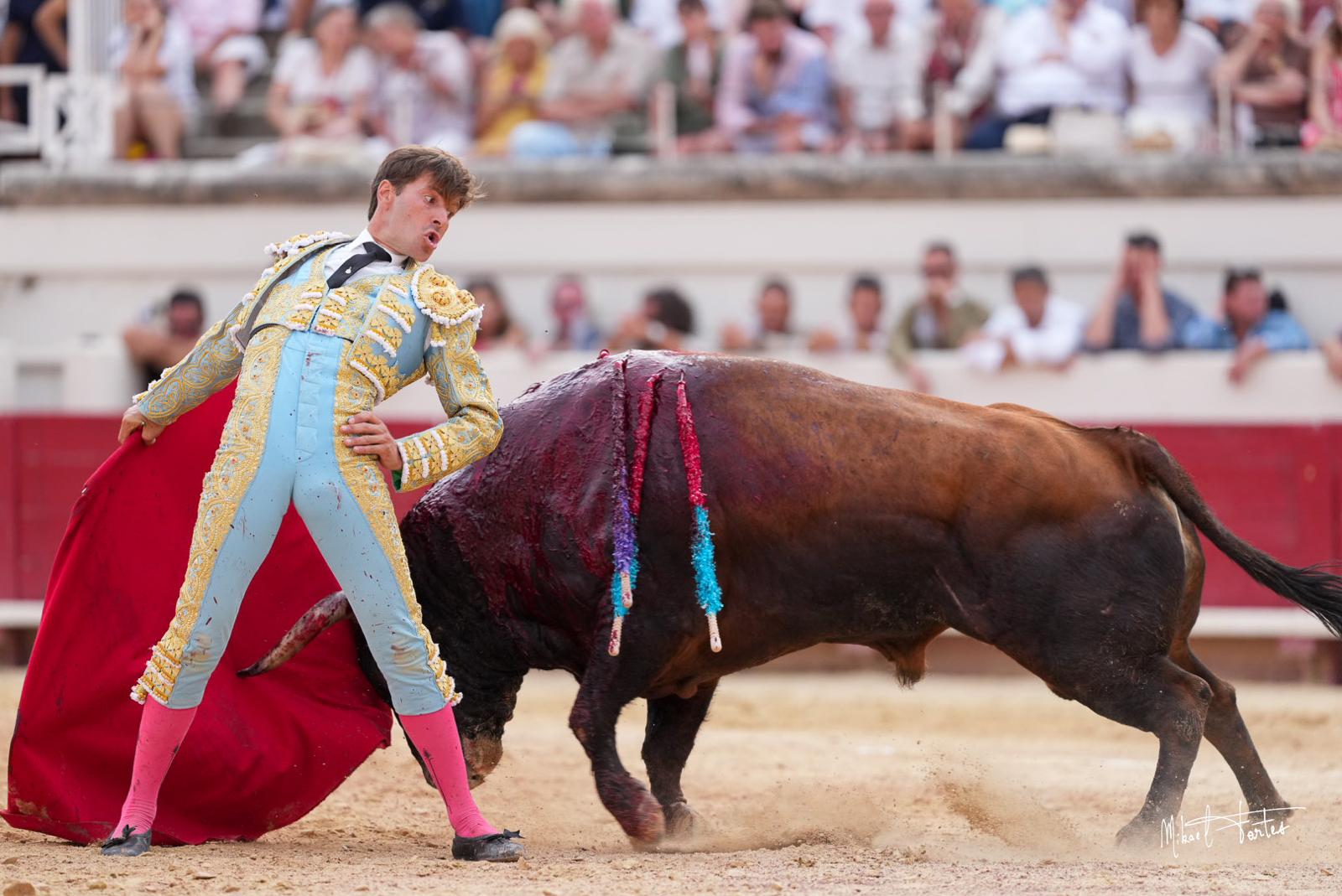 Juan Leal sostiene al cuarto hasta tablas, pero pierde el premio con el descabello