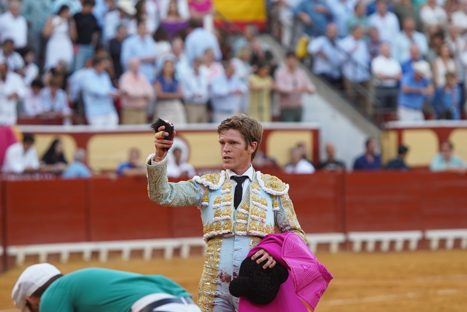 Morante se la juega al natural de la emoción y corta una oreja de mucho peso