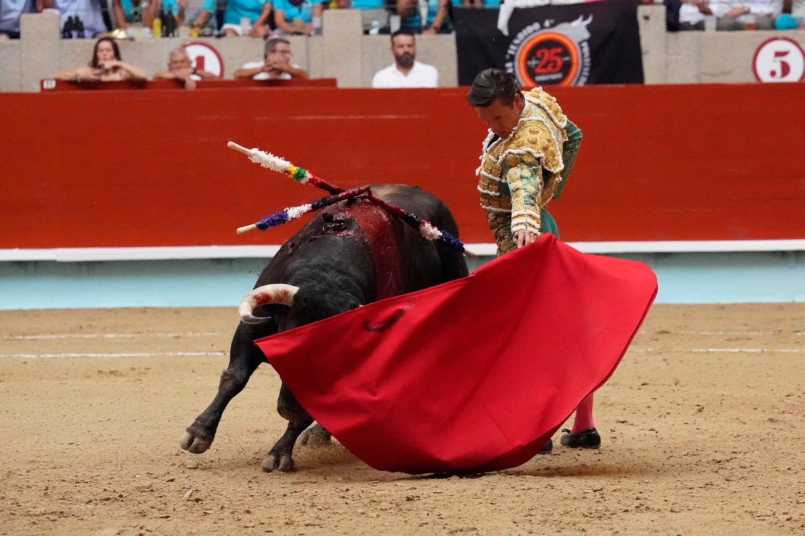 Urdiales deja el primer toreo al natural de la Peregrina y pierde premio con la espada