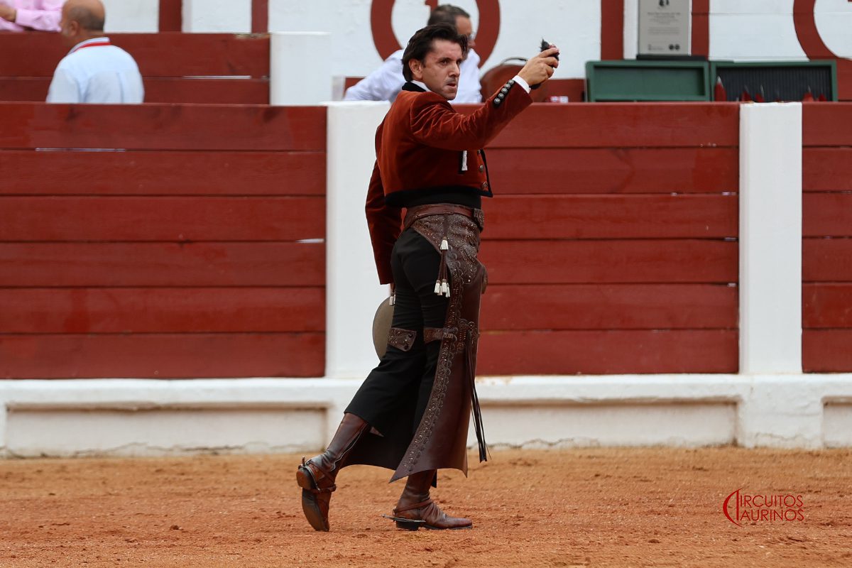 Diego Ventura marca la diferencia de la tarde y corta una oreja en la segunda de Gijón