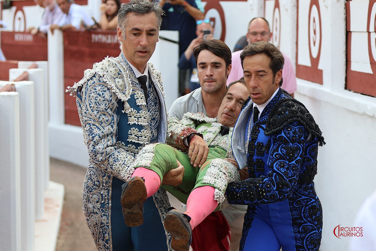 Fernando Pérez, herido por el quinto de La Quinta en Gijón