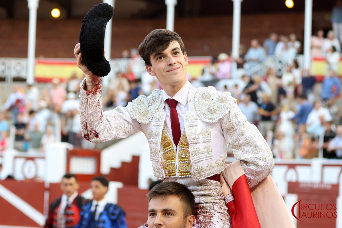Sergio Rollon abre la Pueta Grande de Gijón tras una faena rotunda