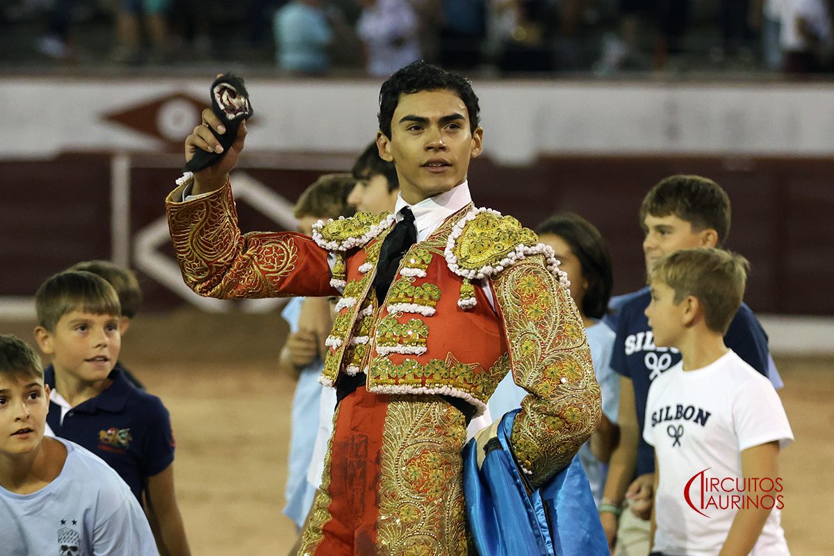 Ignacio Garibay corta una oreja dejando una faena de entrega en la apertura de Colmenar