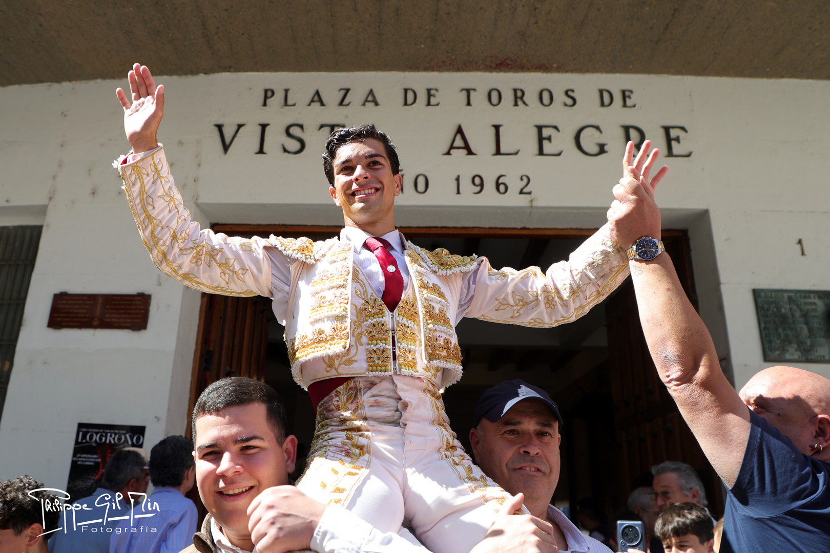 Manuel León firma su nombre en el Memorial Iván Fandiño