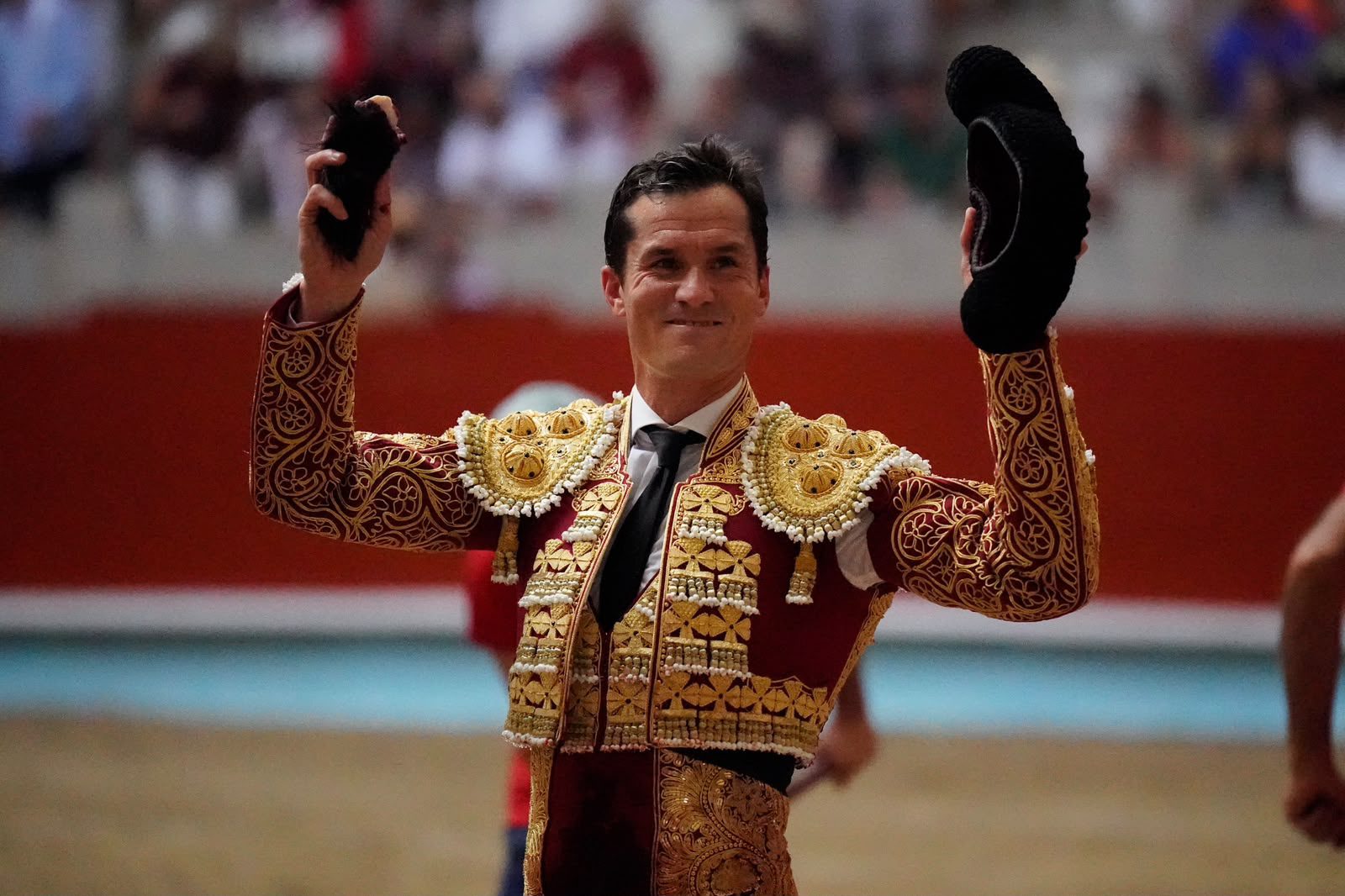 Daniel Luque mide al tercero y corta la primera oreja de la tarde