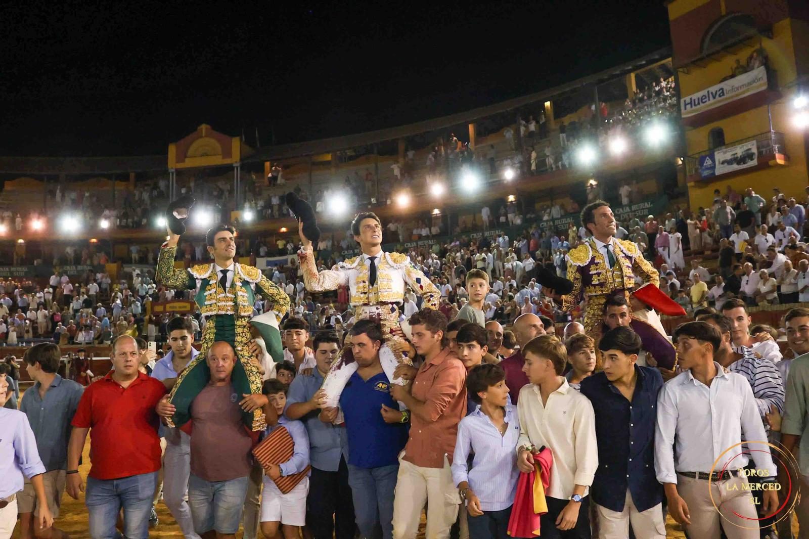 Perera indulta a ‘Onírico’ y comparte una triple Puerta Grande con Roca Rey y David de Miranda en Huelva