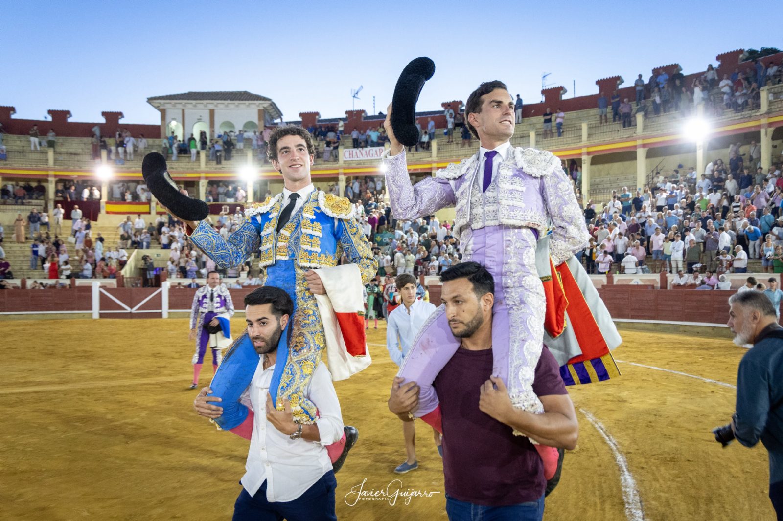 Fernando Adrián y Víctor Hernández abren la Puerta Grande en Cuenca