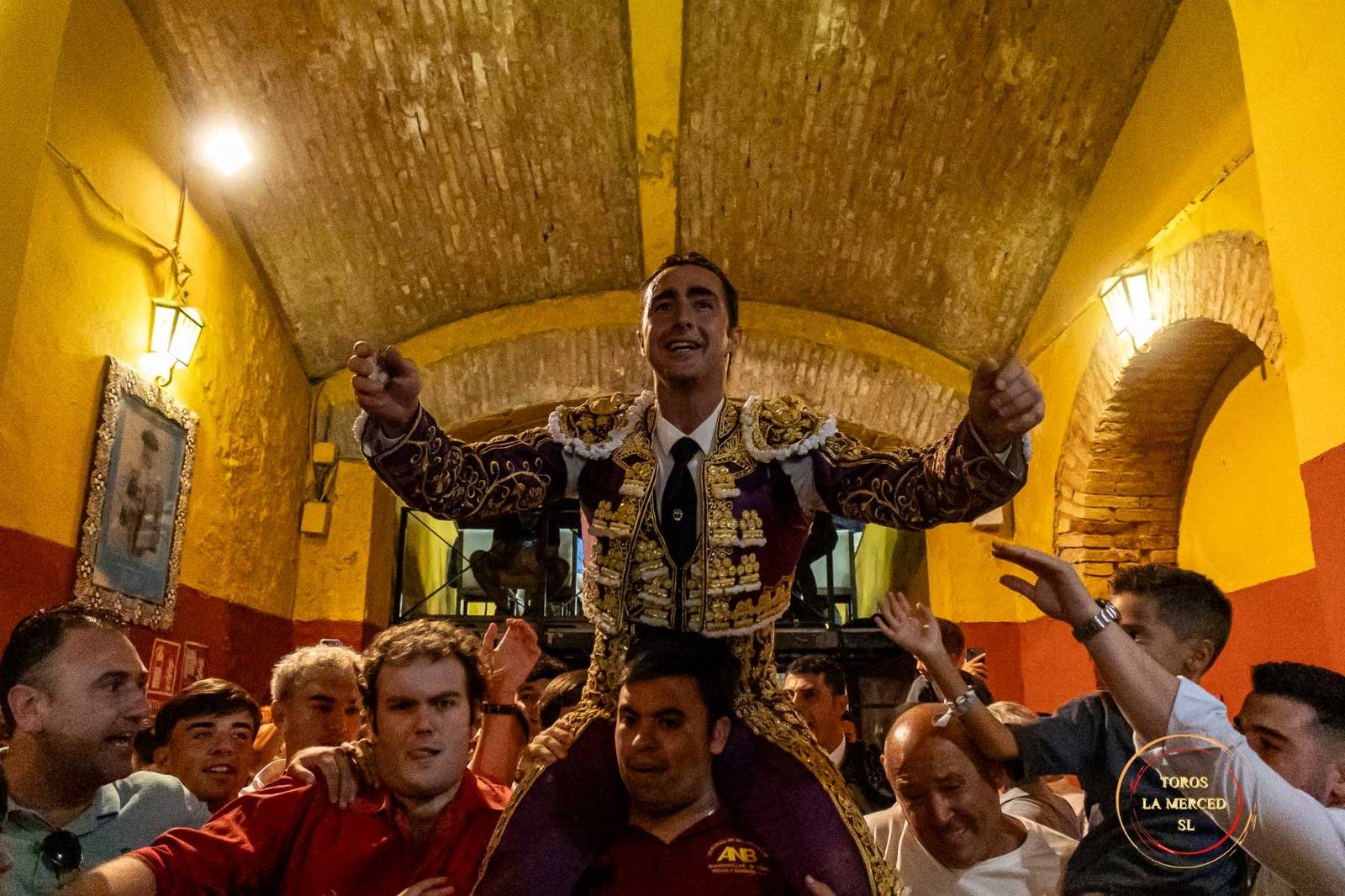 El Fandi abre la Puerta Grande ante una exigente corrida de Miura en Huelva