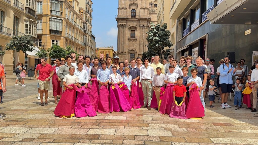 Marco Pérez se da un baño de juventud en pleno centro de Málaga antes de La Malagueta