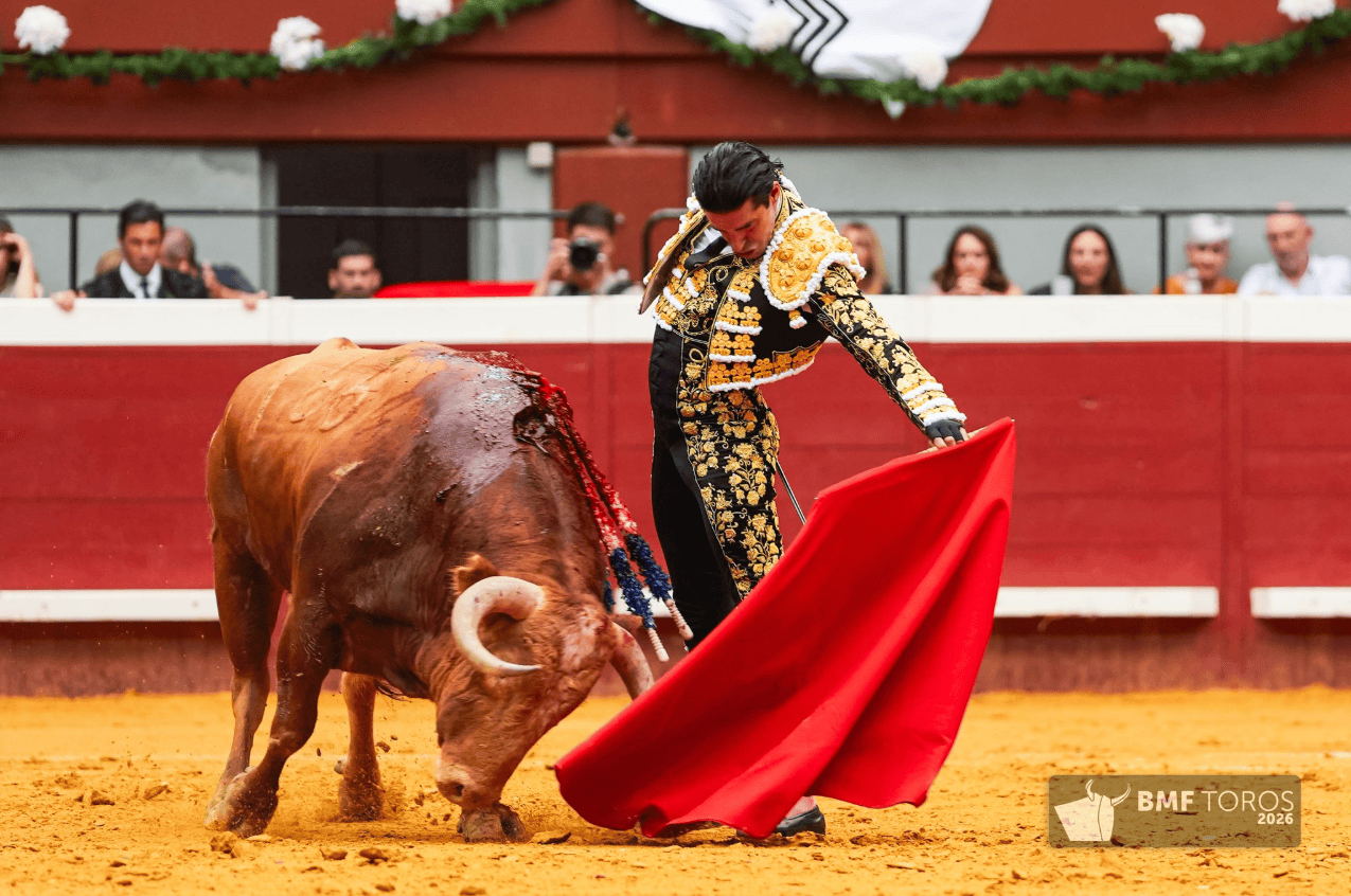 Talavante encuentra el mejor trazo al natural ante un segundo que acabó rajado