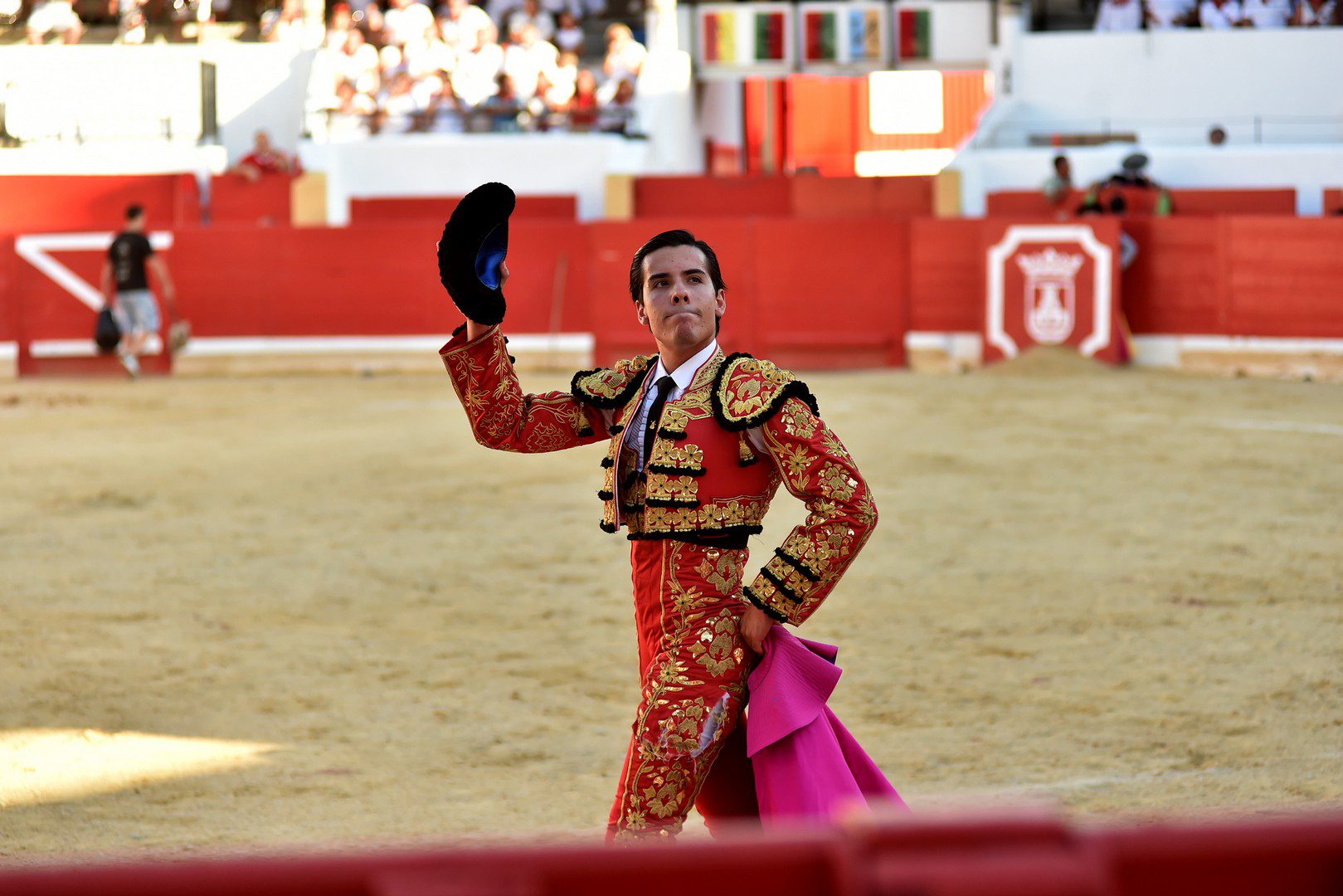Alberto Donaire da una vuelta al ruedo en el inicio de la Feria de Peralta