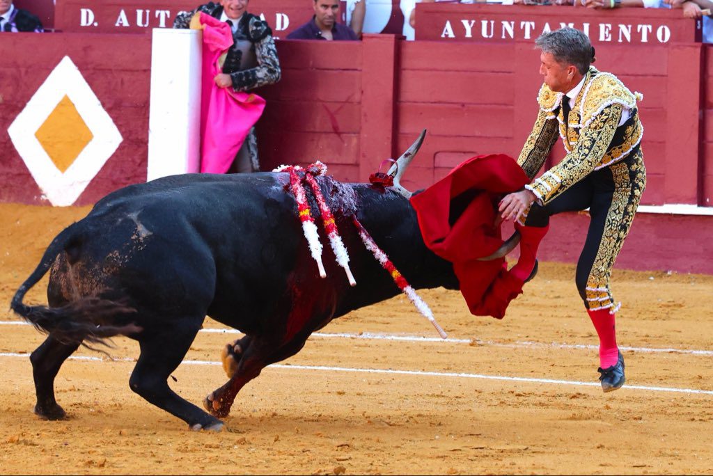 Manuel Escribano, cornada de 15 centímetros entre el tibial y el gemelo en Málaga