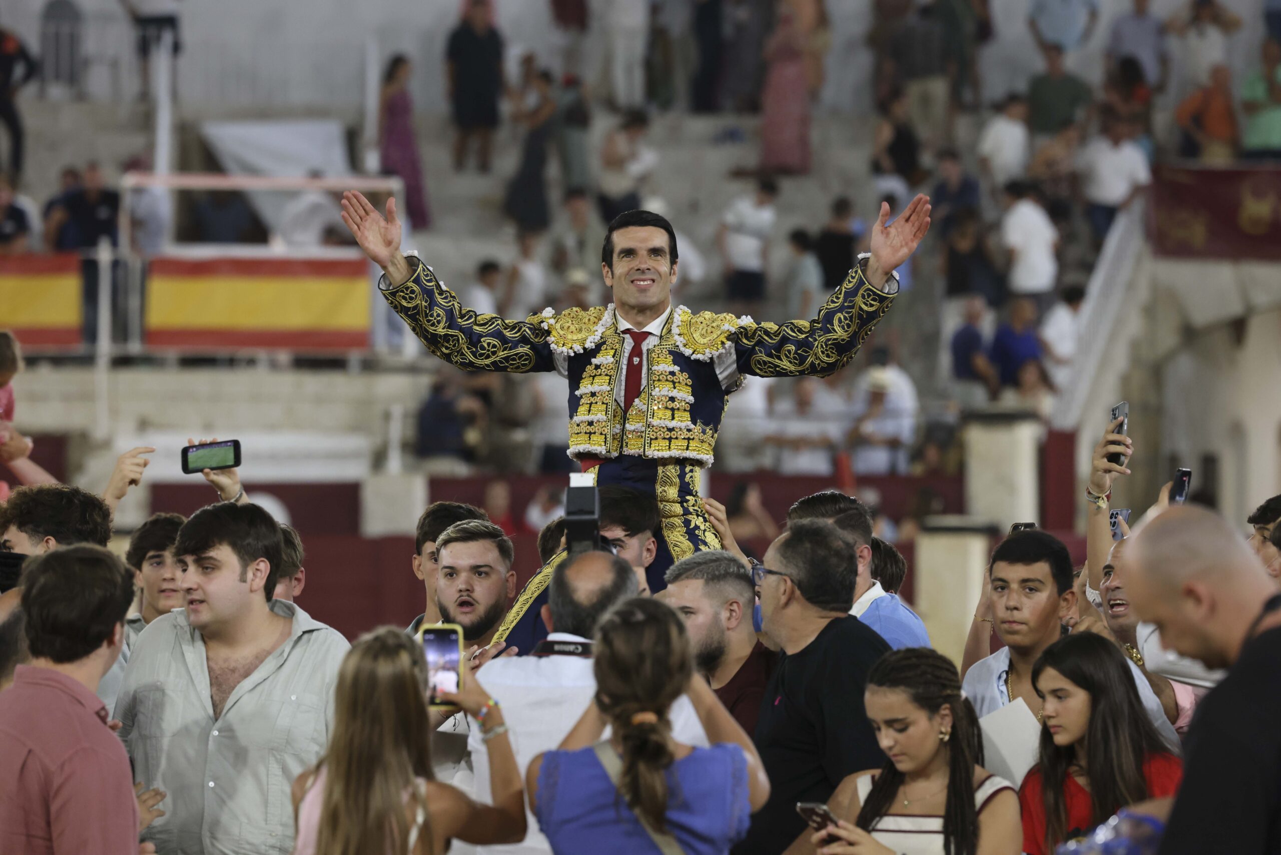 Emilio de Justo rompe la tarde al natural y sale a hombros en La Malagueta