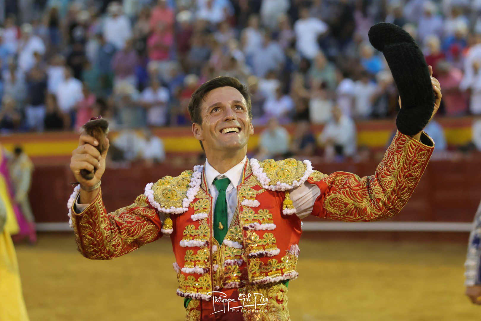 Francisco Montero toca pelo en la corrida desafío de Cenicientos