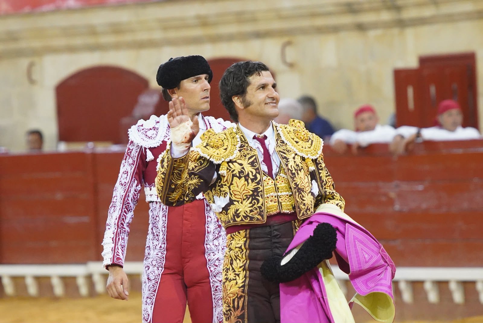 Morante desata la locura con un cuarto castigado en exceso en el caballo