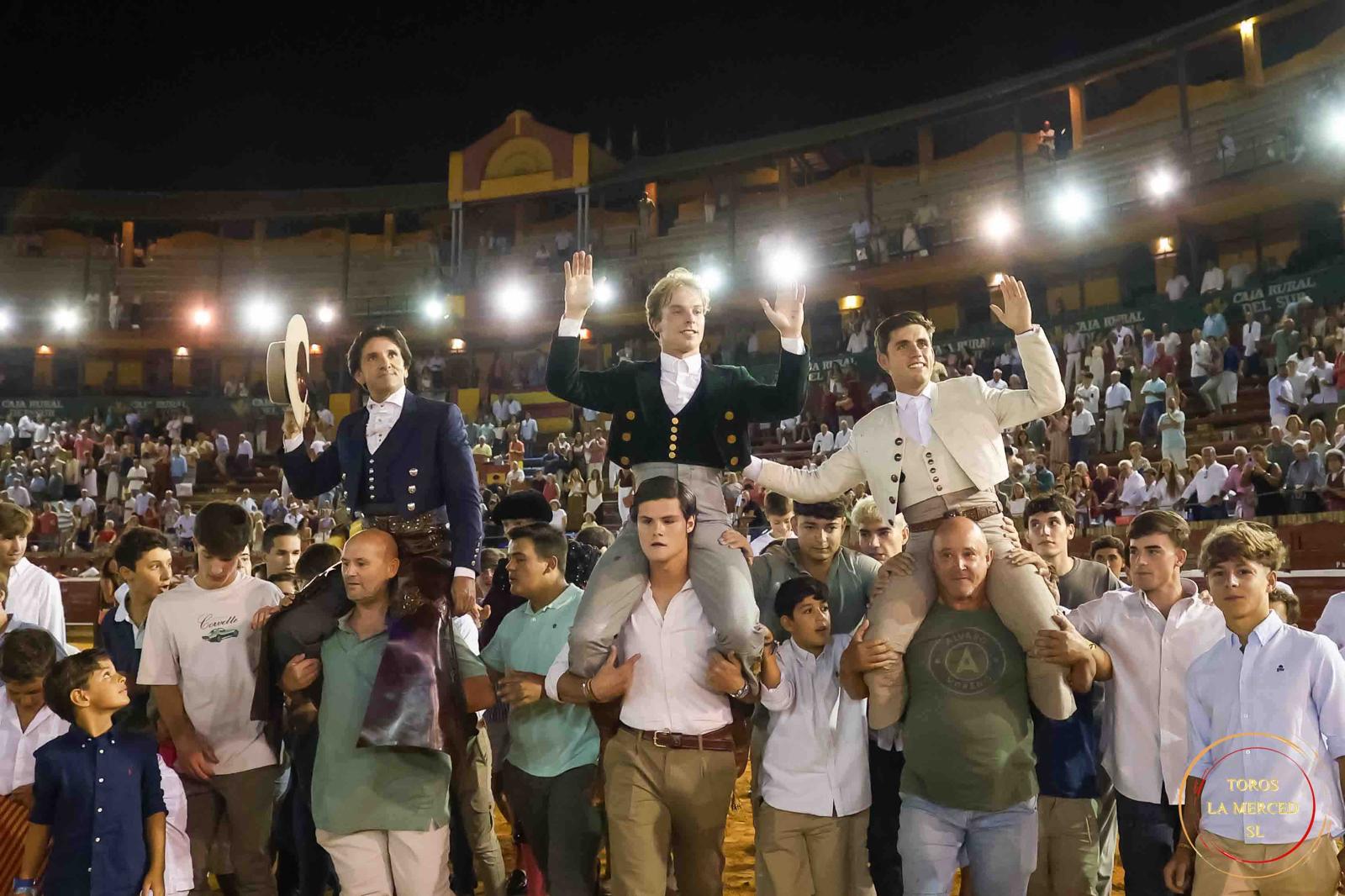 Ventura, Guillermo Hermoso y Duarte Fernandes abren la Puerta Grande a caballo en Huelva