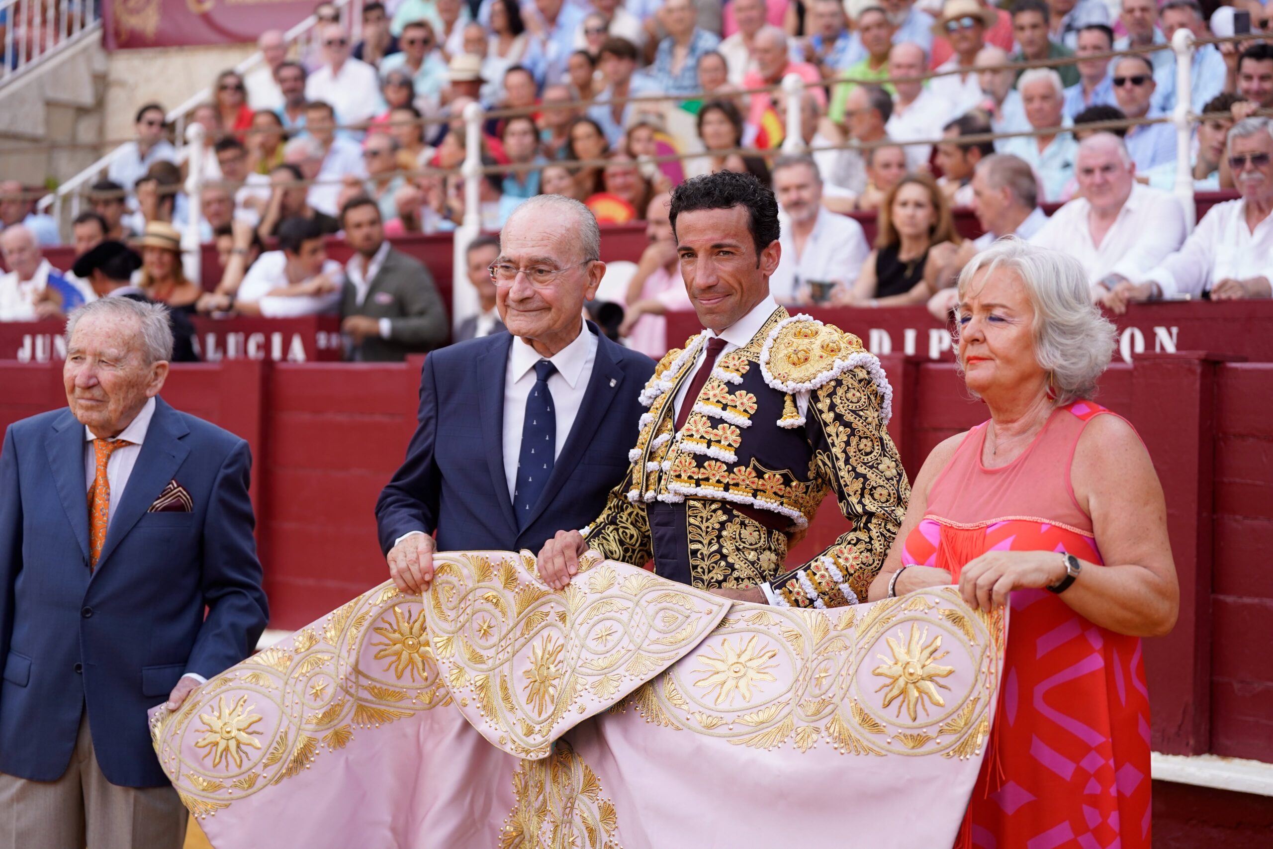 David de Miranda recibe en La Malagueta el Capote de Paseo como triunfador de 2025