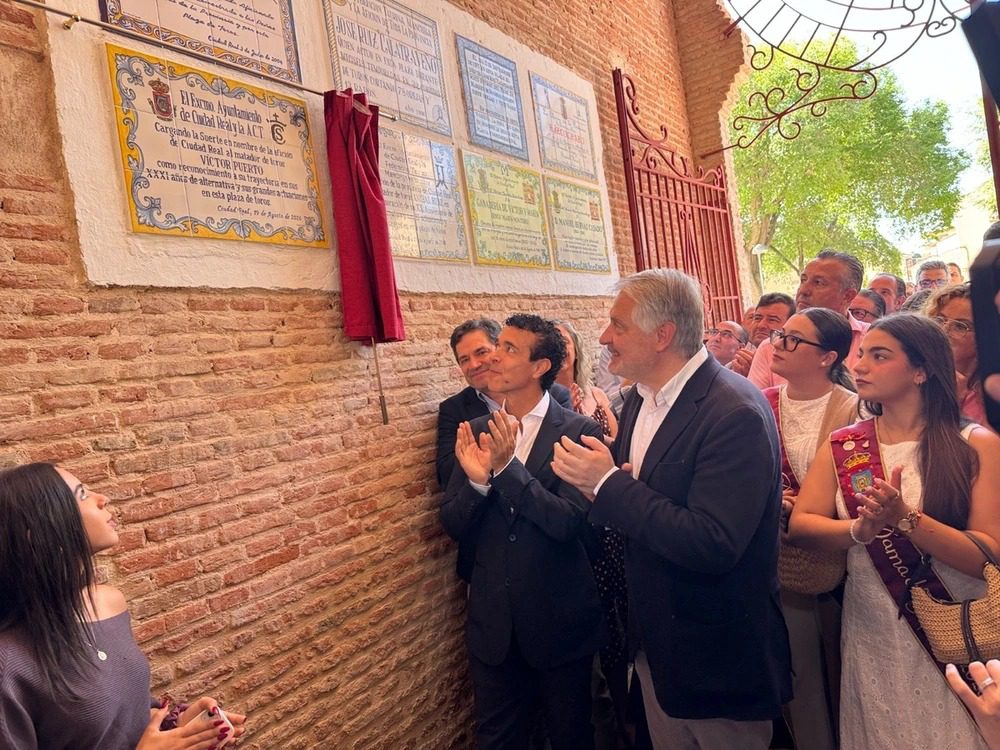 Un azulejo perpetúa a Víctor Puerto en la plaza donde tomó la alternativa