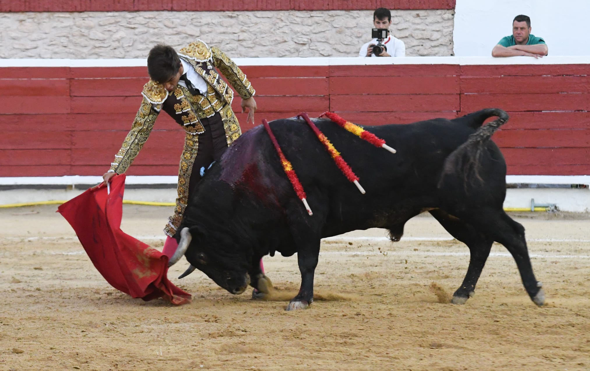 Manuel Caballero impone su dimensión y choca con el palco en Tarazona de la Mancha
