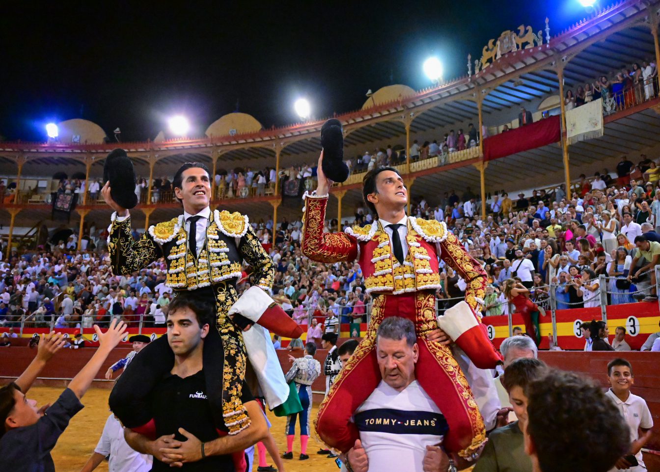 Roca Rey desata la apoteosis y Talavante acompaña el triunfo en una tarde de premios generosos en Almería