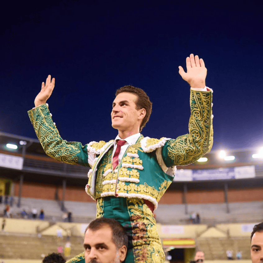 Fernando Adrián abre la Puerta Grande en Alcalá con una faena rotunda
