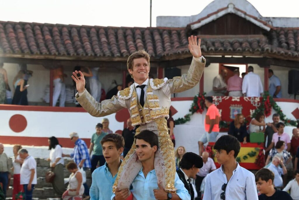 Borja Jiménez manda en Guijuelo y Diosleguarde pierde con la espada una faena grande