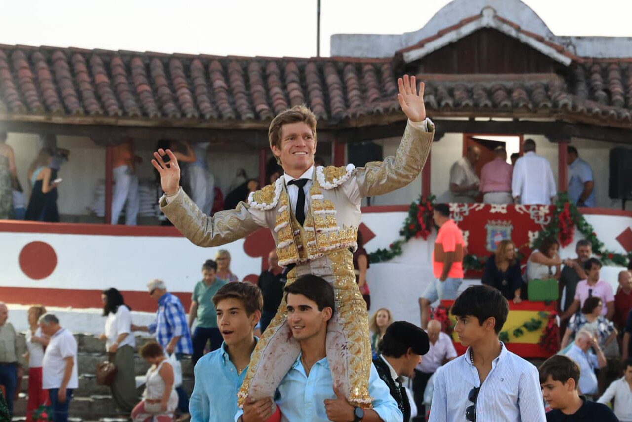 Borja Jiménez manda en Guijuelo y Diosleguarde pierde con la espada una faena grande