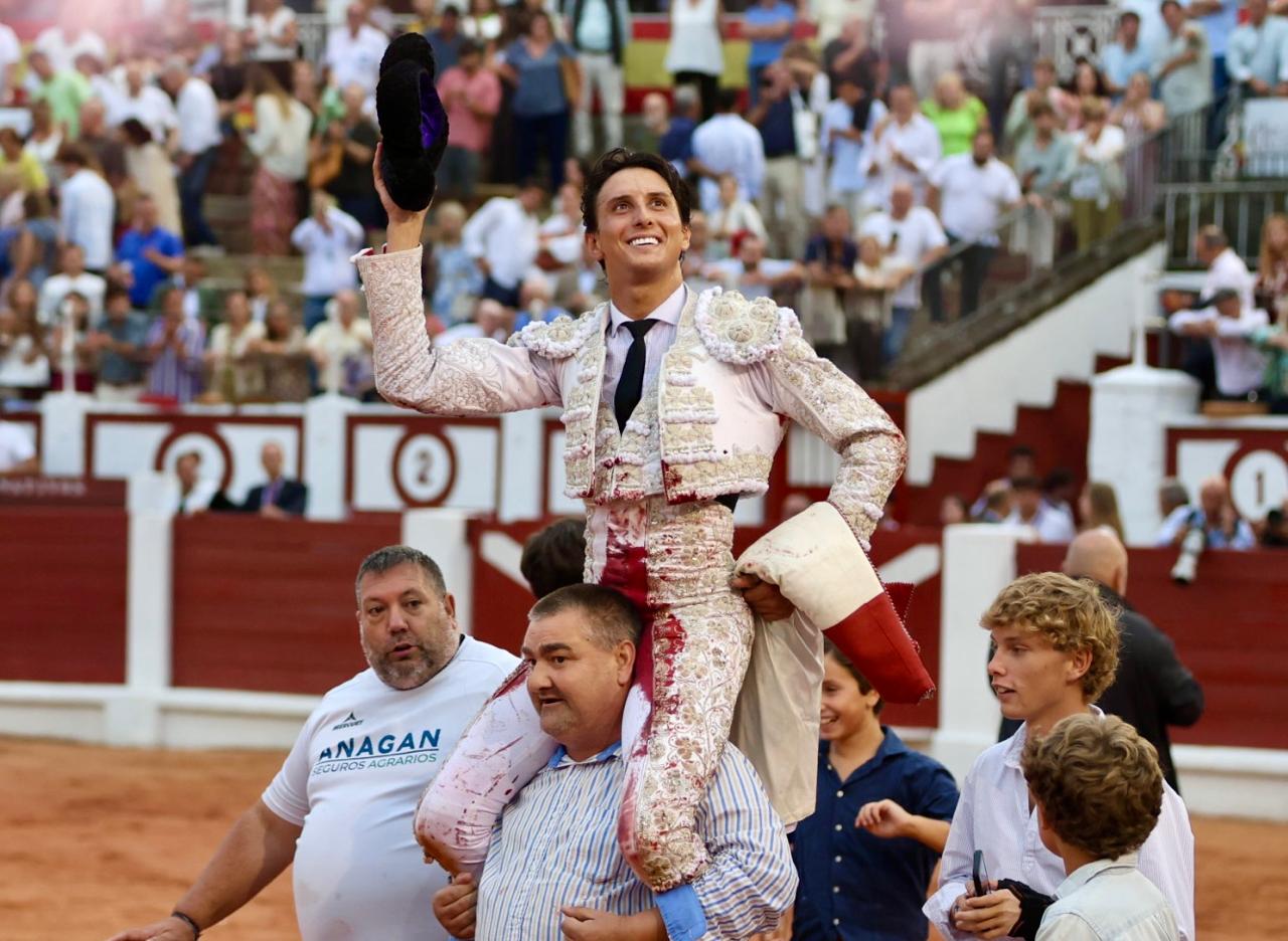 Roca Rey abre la Puerta Grande; y Talavante y Ortega cortan una oreja en la cuarta de la Feria de Begoña