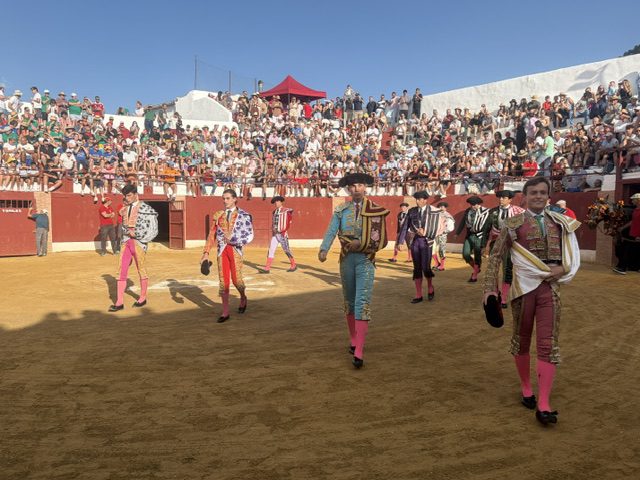 Emilio Espigares salió a hombros en el primer festejo de “La Almendra de Plata” de la Feria de Gor