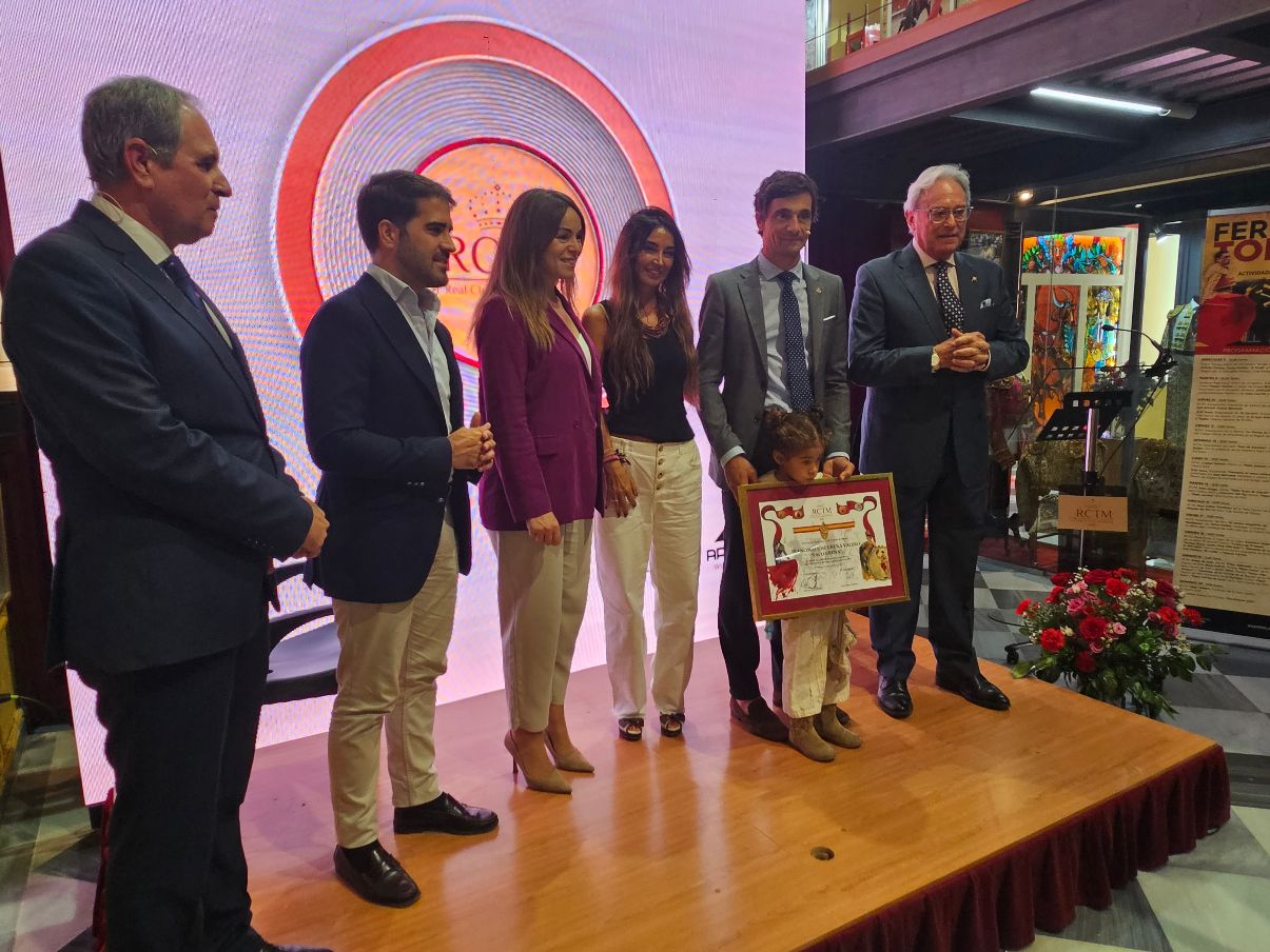 Paco Ureña recibe la Medalla de Oro del Real Club Taurino de Murcia por sus veinte años de alternativa