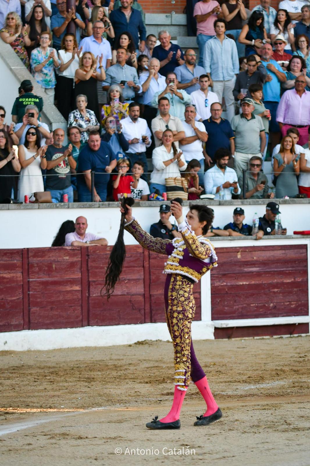 Roca Rey arrolla al segundo y corta dos orejas y rabo