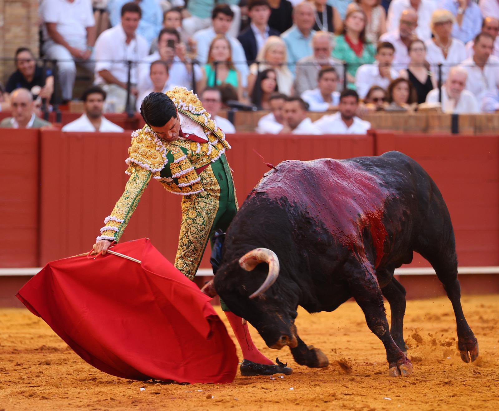 Emilio de Justo busca imponerse a ‘Zurrador’ en una faena de más a menos