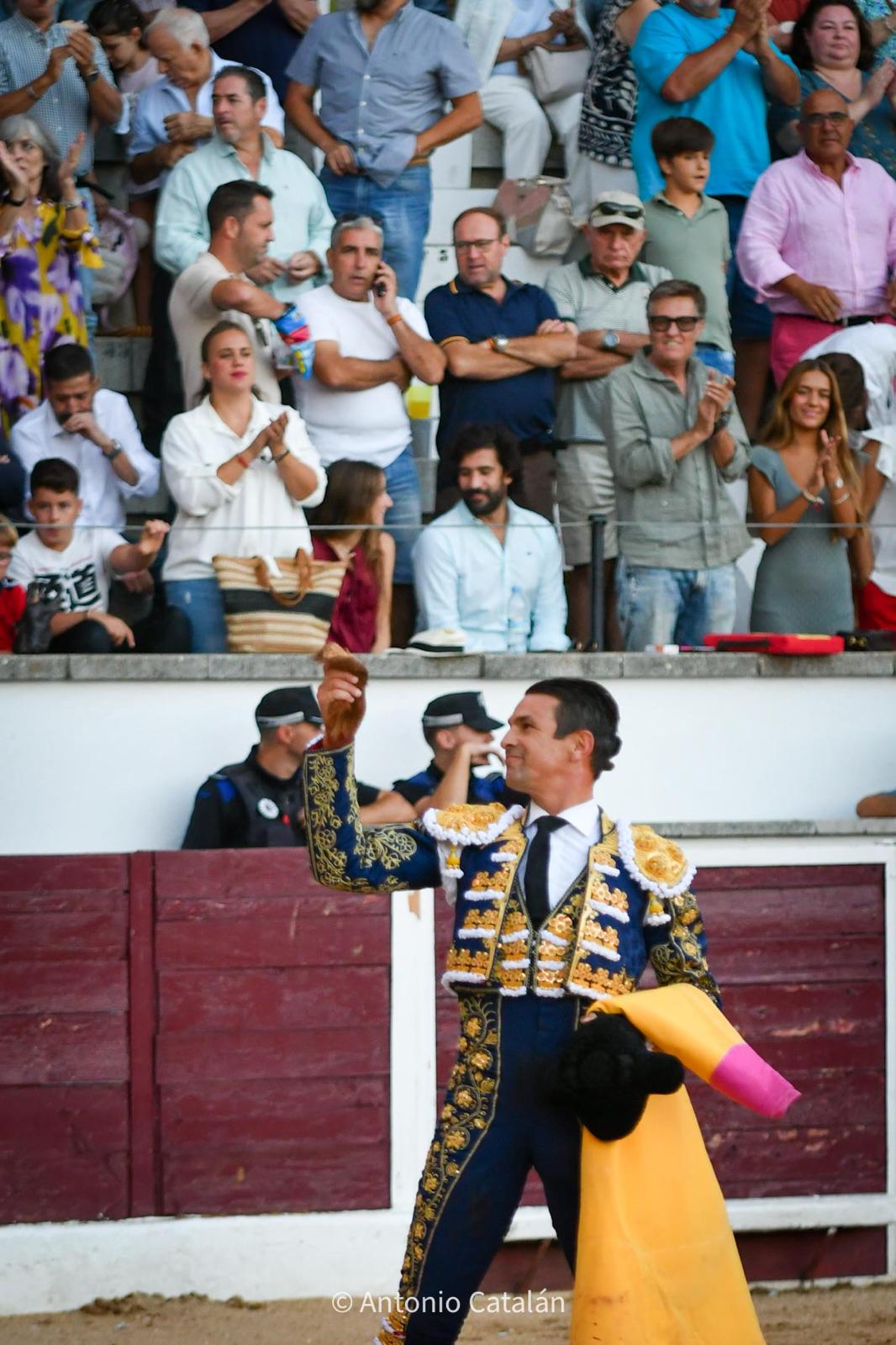 Manzanares aprovecha la buena condición del cuarto y corta una oreja