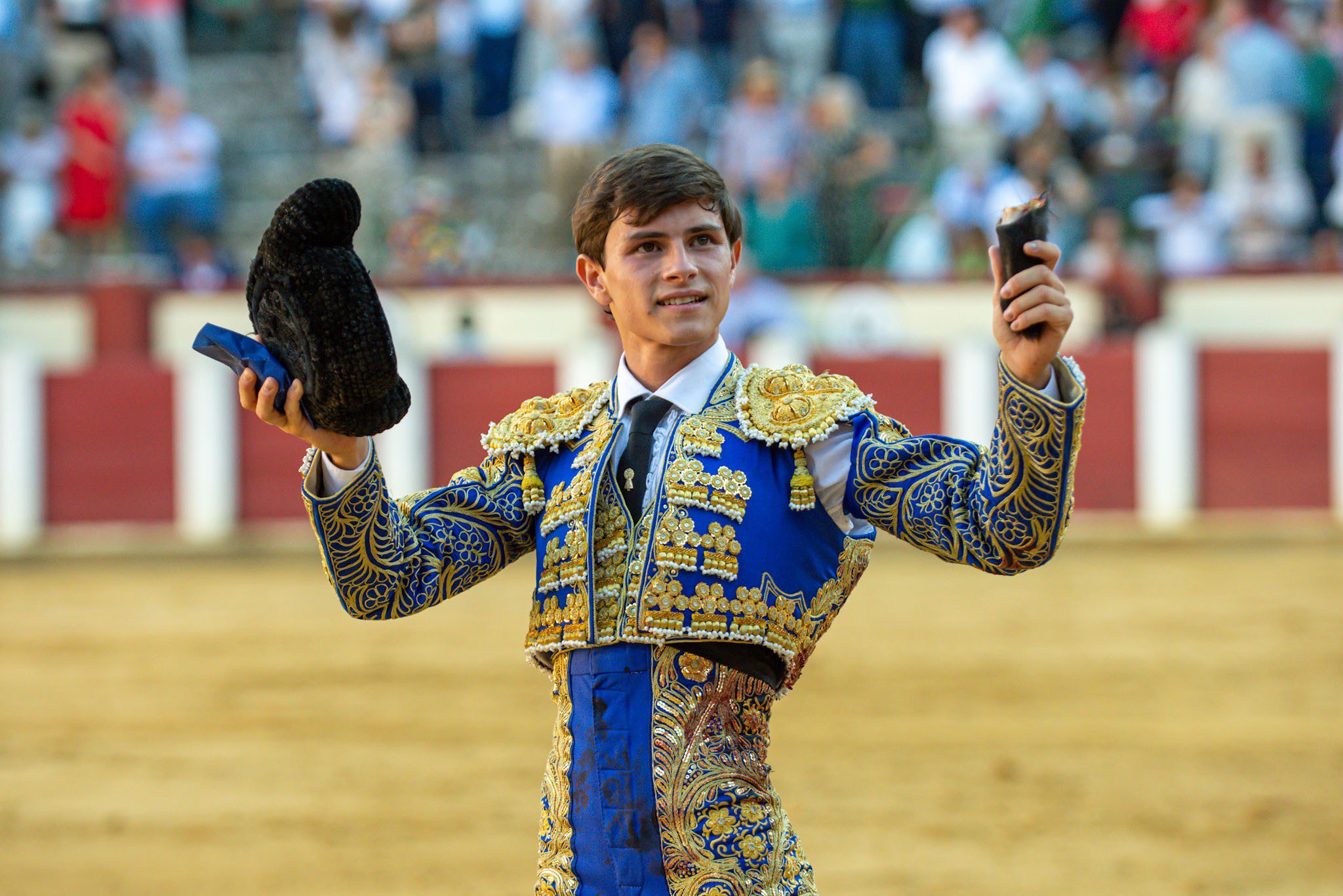 Aarón Palacio muestra seguridad y cadencia ante el primer Victorino de su carrera y corta una oreja