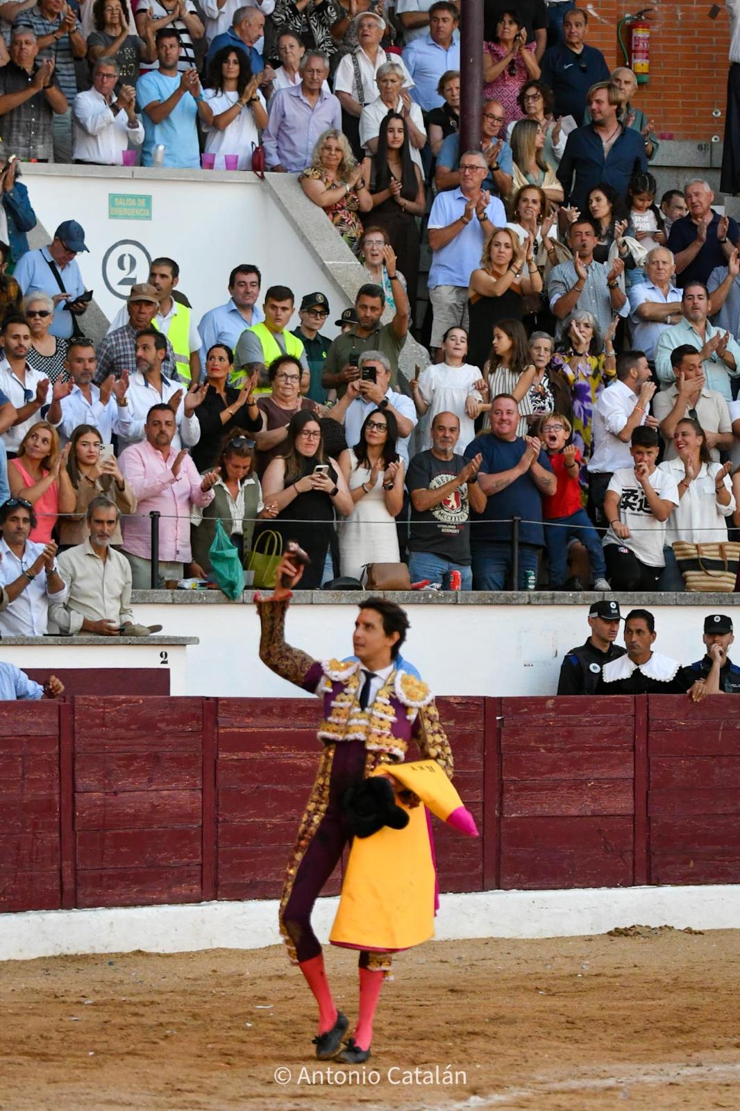 Roca Rey se impone en San Martín de Valdeiglesias entre el clamor y el percance
