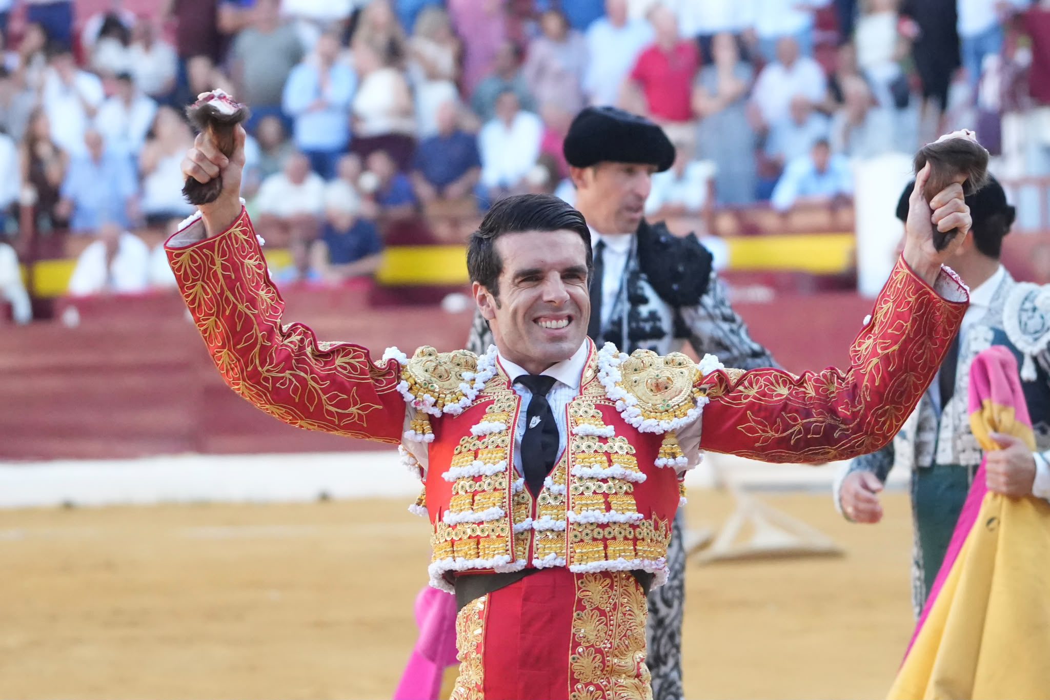 Emilio de Justo cuaja a ‘Perola’ y abre Murcia con dos orejas