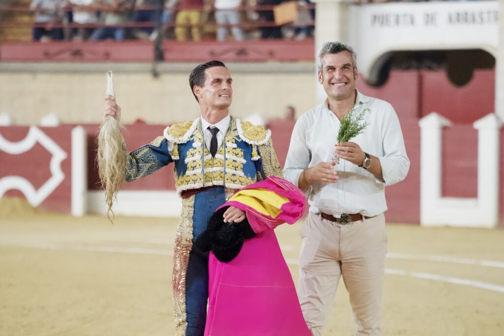 Galván marca la tarde con el indulto de ‘Mordedor’ y comparte triunfo con Borja Jiménez y De Miranda en Los Barrios