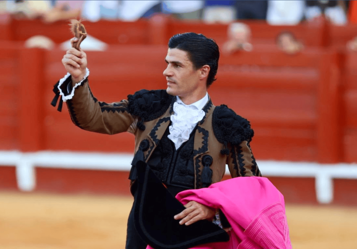 Pablo Aguado tira de temple y gusto para cortar una oreja al tercero