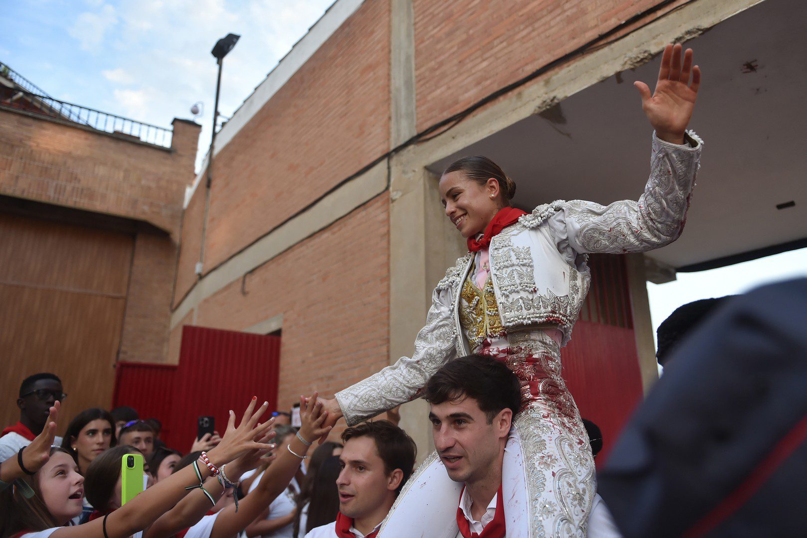 Olga Casado sale a hombros en una gran tarde en Peralta